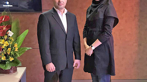 Merre med Kimia Atarnejad som är exportspecialist på Kaveh Glass.